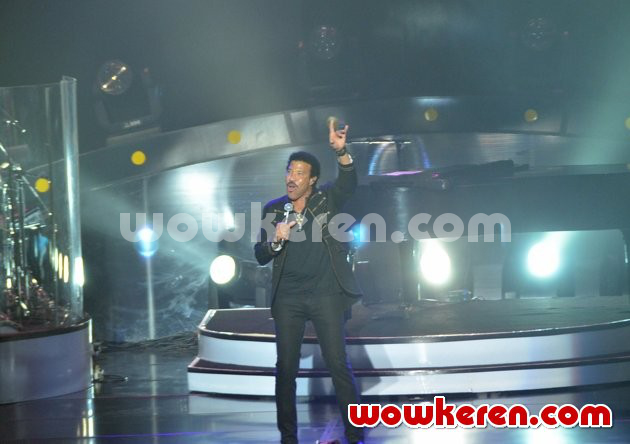Gambar Foto Penampilan Lionel Richie di Konser 'All The Hits - All Night Long: Live in Jakarta'