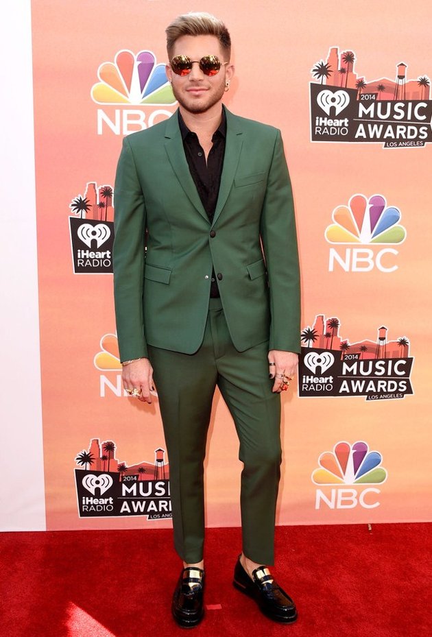 Gambar Foto Adam Lambert di Red Carpet iHeartRadio Music Awards 2014
