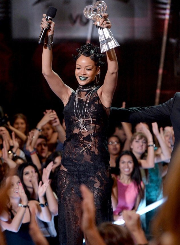 Gambar Foto Rihanna Raih Piala Artist of the Year