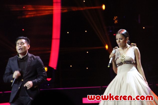 Gambar Foto Duet Judika dan Nowela di Grand Final Indonesian Idol 2014