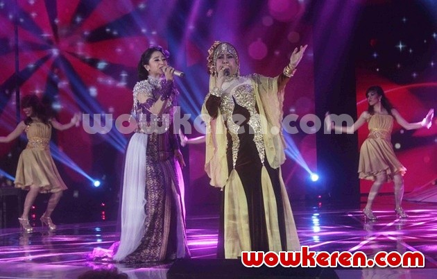 Gambar Foto Dewi Persik dan Elvy Sukaesih di Panggung Grand Final KDI 2014