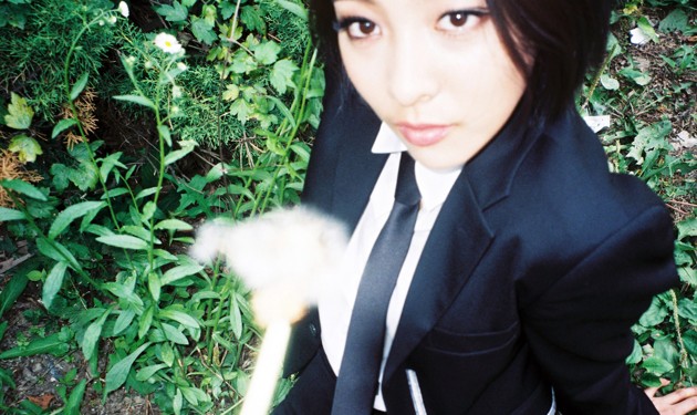 Gambar Foto Luna f(x) di Teaser Album 'Red Light'