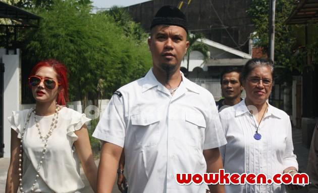 Gambar Foto Mulan Jameela dan Ahmad Dhani Berangkat Menuju TPS 068 Pondok Indah,Jakarta Selatan