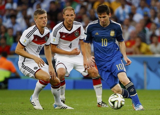 Gambar Foto Toni Kroos dan Benedikt Hoewedes Mengincar Bola yang Digiring Lionel Messi