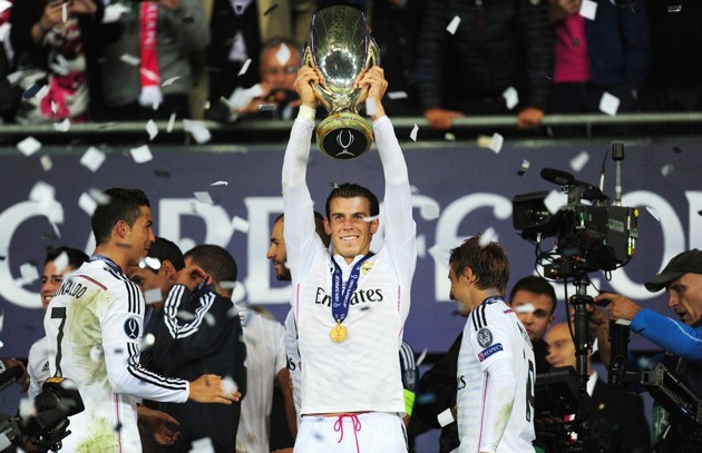 Gambar Foto Gareth Bale Mengangkat Trofi Juara Real Madrid