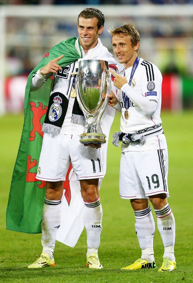 Gambar Foto Gareth Bale dan Luka Modric Pamerkan Piala Juara