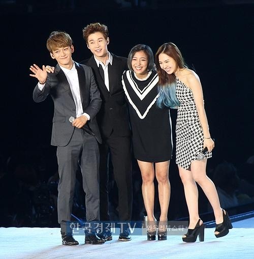 Gambar Foto Chen, Henry, Luna dan Wendy Bawakan Lagu 'That's What Friends Are For'