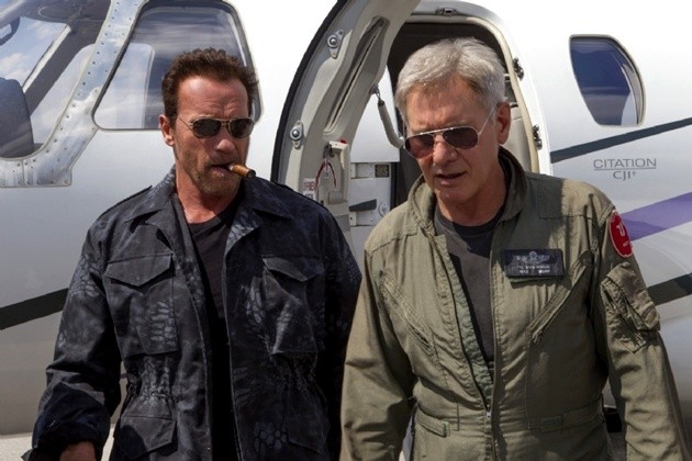 Gambar Foto Arnold Schwarzenegger Sebagai Trench dan Harrison Ford Sebagai Drummer