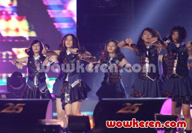 Gambar Foto Penampilan JKT48 di Mahakarya RCTI 25
