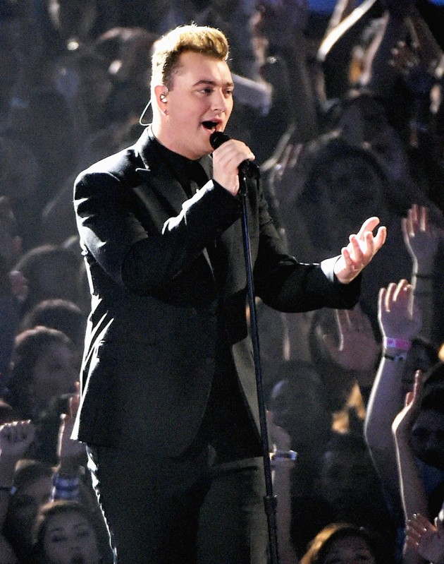 Gambar Foto Sam Smith Tampil di Panggung MTV Video Music Awards 2014