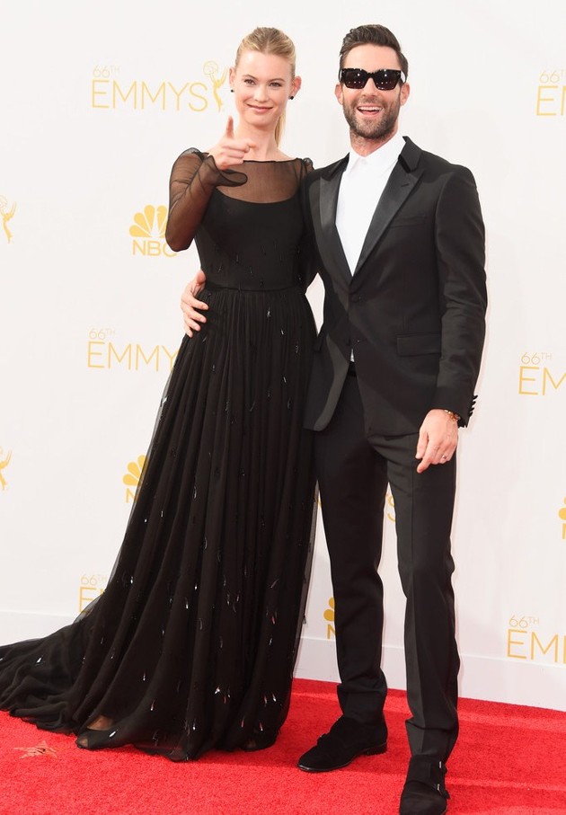 Gambar Foto Behati Prinsloo dan Adam Levine di Red Carpet Emmy Awards 2014