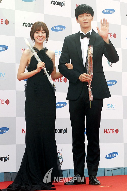 Gambar Foto Son Ye Jin dan Shin Sung Rok di Red Carpet Seoul International Drama Awards 2014