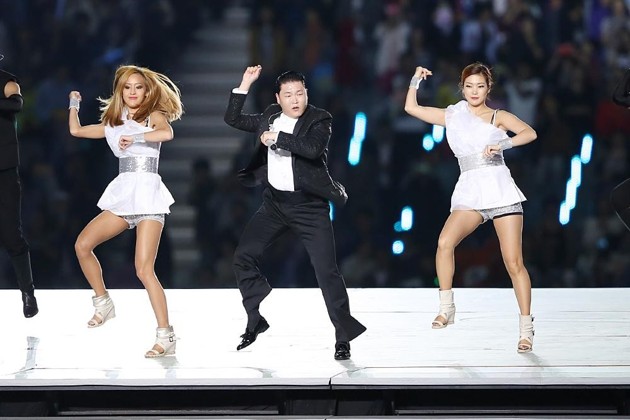 Gambar Foto Aksi Spektakuler PSY Nyanyikan Lagu 'Gangnam Style'