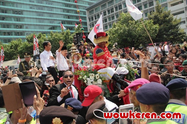 Gambar Foto Jokowi dan Jusuf Kalla Saat Diarak Menuju Istana Merdeka