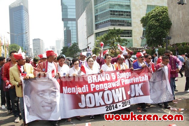 Gambar Foto Masyarakat Turun ke Jalan Mengarak Presiden dan Wakil Presiden Baru