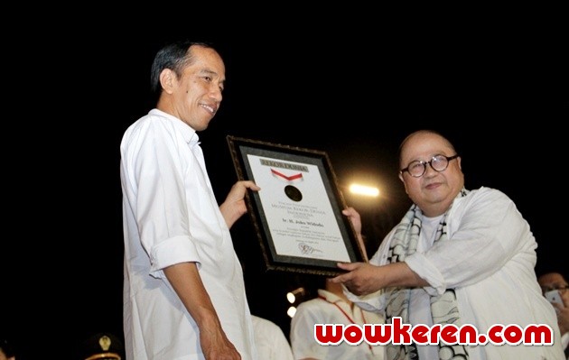 Gambar Foto Jokowi Saat Menerima Piagam MURI
