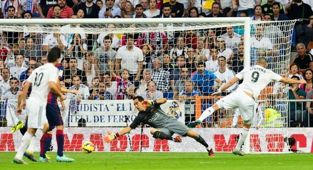 Gambar Foto Karim Benzema Saat Membobol Gawang Barcelona