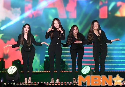 Gambar Foto Red Velvet Nyanyikan Lagu 'Happiness' di Asia Song Festival 2014