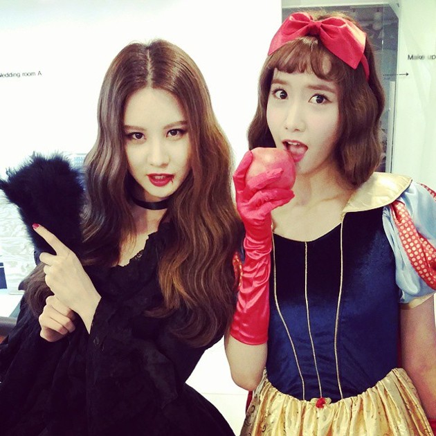 Gambar Foto Seohyun Vampir Saat Berfoto Bersama Putri Salju Yoona