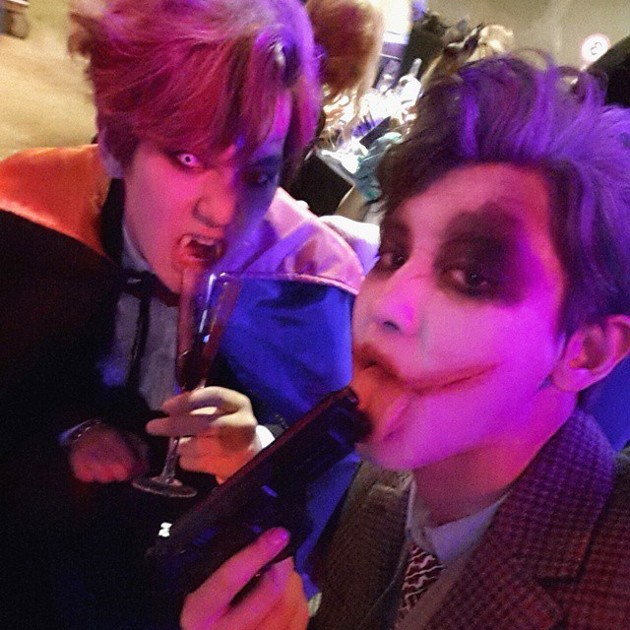 Gambar Foto Drakula Baekhyun dan Joker Chanyeol di Pesta Halloween SM Entertainment