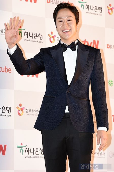 Gambar Foto Jung Woo di Red Carpet APAN Star Awards 2014