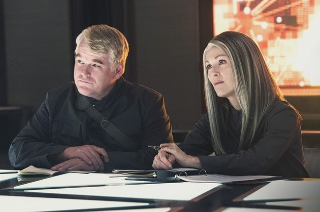 Gambar Foto Plutarch dan Presiden Alma Coin di Film 'The Hunger Games: Mockingjay, Part 1'