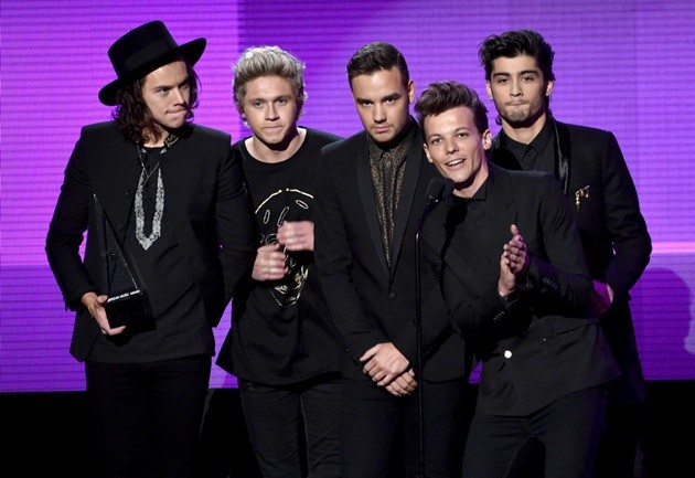 Gambar Foto One Direction Raih Penghargaan Artist of the Year