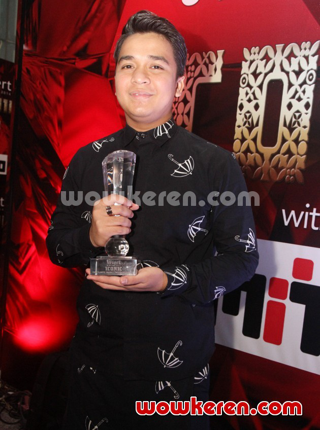Gambar Foto Billy Syahputra Raih Piala Favourite Newcomer Celebrity