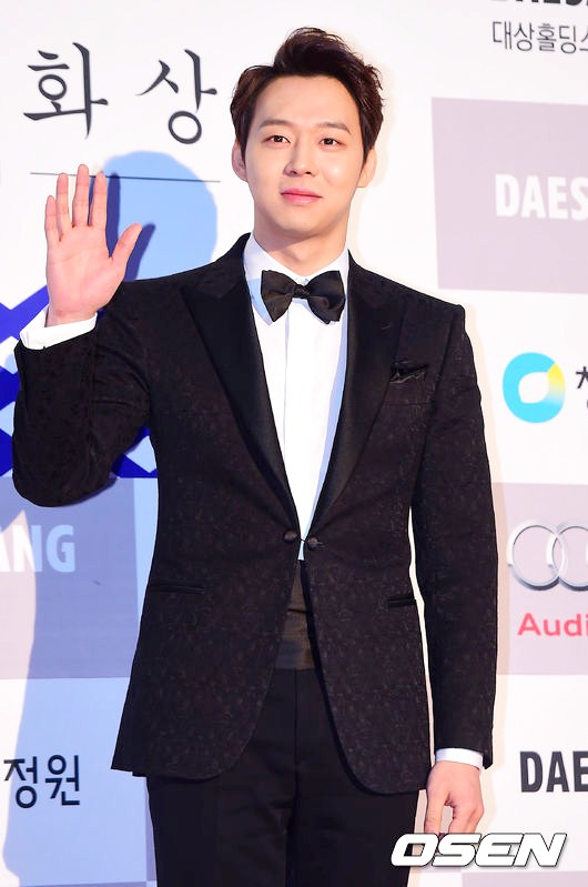 Gambar Foto Yoochun JYJ di Red Carpet Blue Dragon Awards 2014