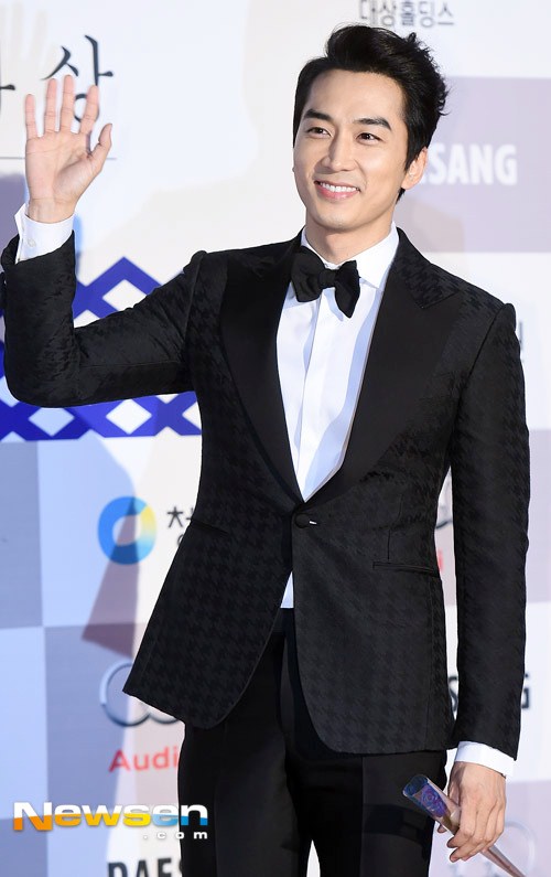 Gambar Foto Song Seung Heon di Red Carpet Blue Dragon Awards 2014