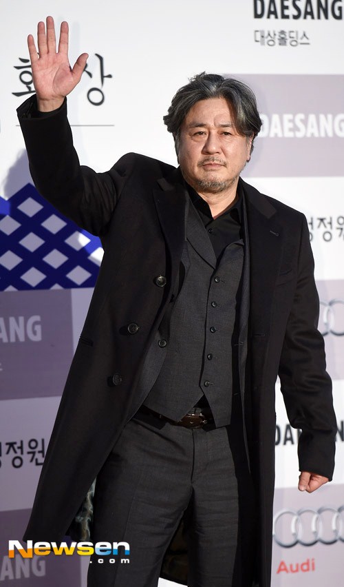 Gambar Foto Choi Min Sik di Red Carpet Blue Dragon Awards 2014