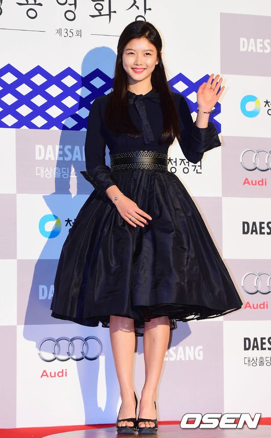 Gambar Foto Kim Yoo Jung di Red Carpet Blue Dragon Awards 2014