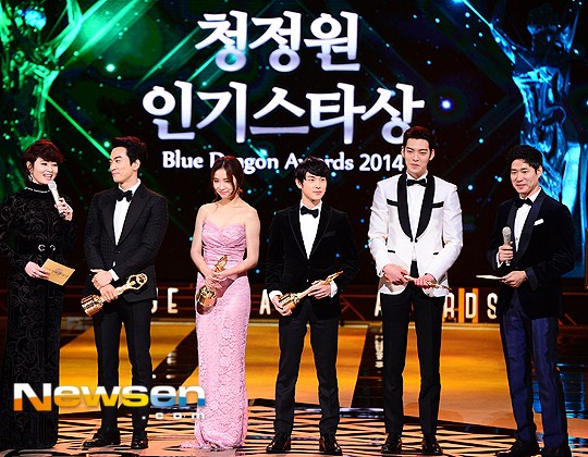 Gambar Foto Song Seung Heon, Shin Se Kyung, Siwan ZE:A dan Kim Woo Bin Raih Piala Popular Star Award