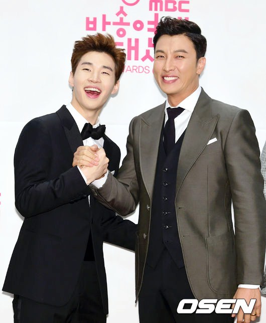 Gambar Foto Henry Super Junior-M dan Park Gun Hyung di Red Carpet MBC Entertainment Awards 2014