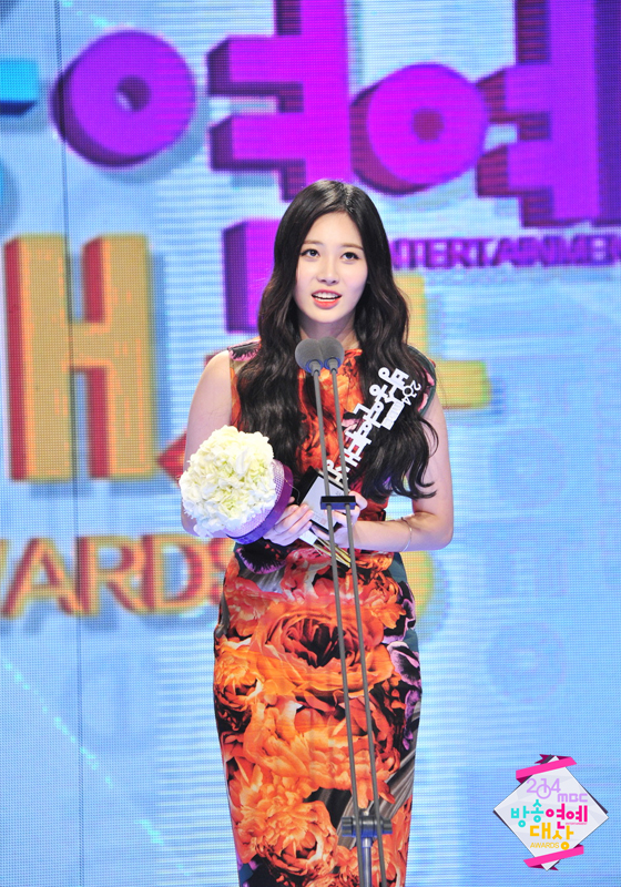 Gambar Foto Yura Girl's Day Raih Piala Female Rookie Award