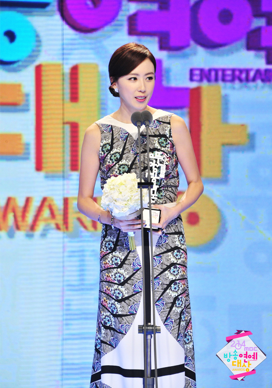Gambar Foto Hong Eun Hee Raih Piala Special Award - Variety Shows