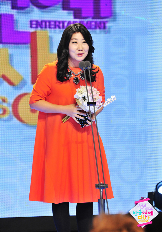 Gambar Foto Ra Mi Ran Raih Piala Excellence Award - Variety Show Female