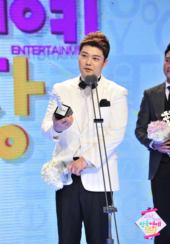 Gambar Foto Jun Hyun Moo Raih Piala Excellence Award - Variety Show Male