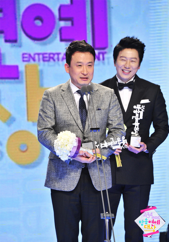 Gambar Foto Seo Kyung Suk Raih Piala Friendship Award