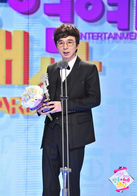 Gambar Foto Kim Gook Jin Raih Piala High Excellence Award - Music/Talk Show
