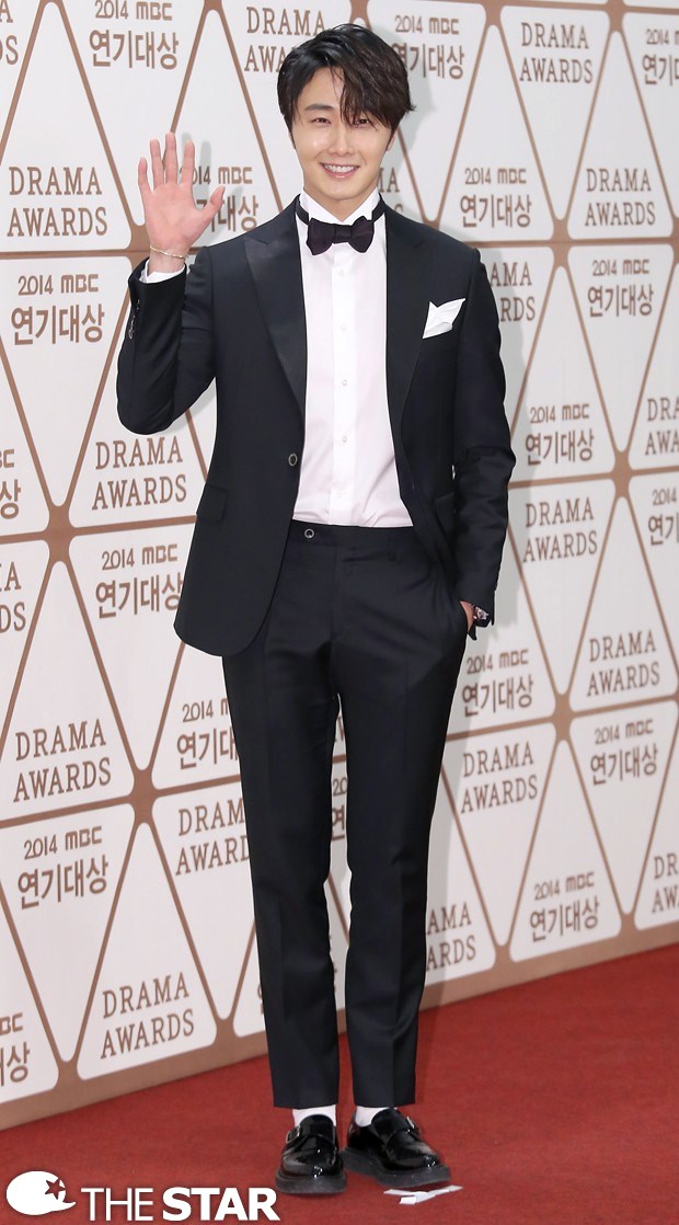 Gambar Foto Jung Il Woo di Red Carpet MBC Drama Awards 2014