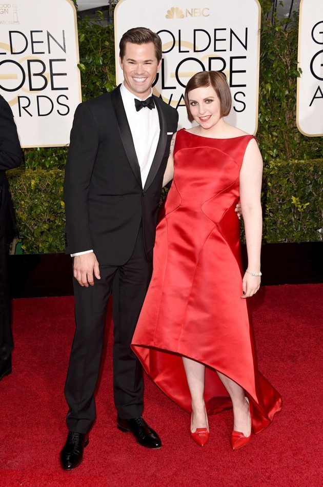 Gambar Foto Andrew Rannells dan Lena Dunham di Red Carpet Golden Globe Awards 2015