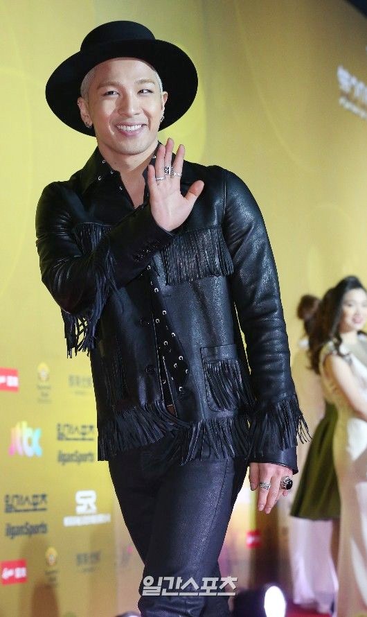 Gambar Foto Taeyang di Red Carpet Golden Disk Awards 2015