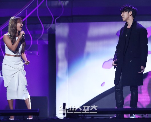 Gambar Foto Duet Hyorin Sistar dan JungGiGo di Golden Disk Awards 2015