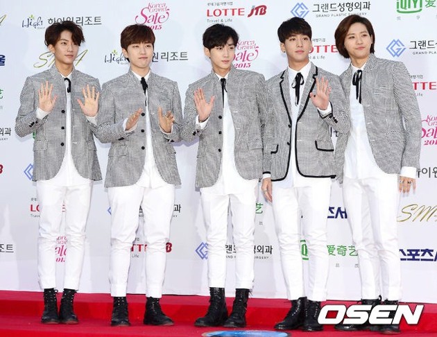Gambar Foto B1A4 di Red Carpet Seoul Music Awards 2015