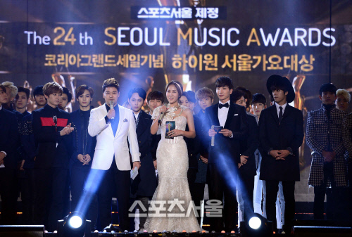 Gambar Foto Jun Hyun Moo, Soyu Sistar dan Leeteuk Super Junior Menjadi Host Seoul Music Awards 2015