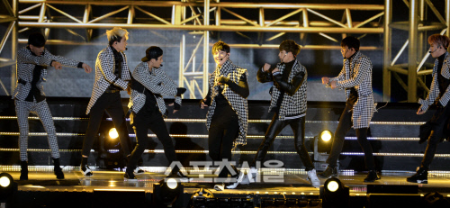Gambar Foto GOT7 Saat Tampil di Seoul Music Awards 2015