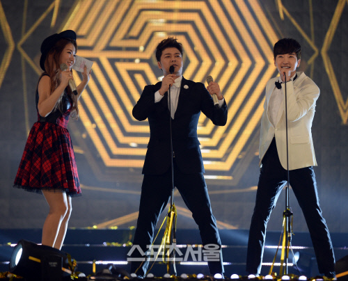 Gambar Foto Aksi Jun Hyun Moo, Soyu dan Leeteuk di Seoul Music Awards 2015