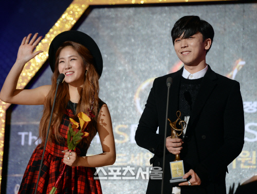 Gambar Foto Soyu dan JungGiGo Raih Piala Digital Music Award