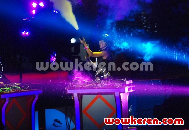 Gambar Foto Aksi DJ Una di Dahsyatnya Awards 2015